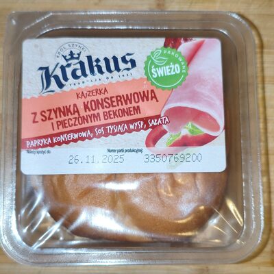 Kajzerka z szynką konserwową i pieczonym bekonem papryka konserwowa sos tysiąca wysp sałata